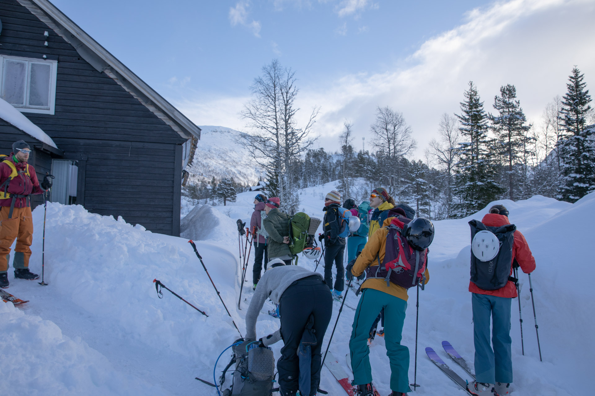 Mennesker gjør seg klare til å gå på ski.