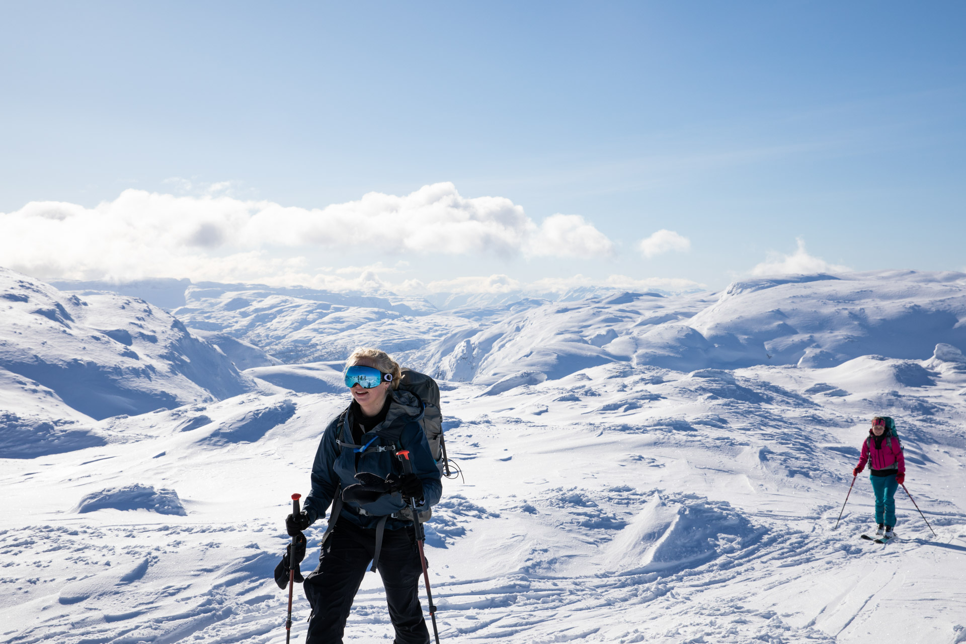 To mennesker som går på ski.