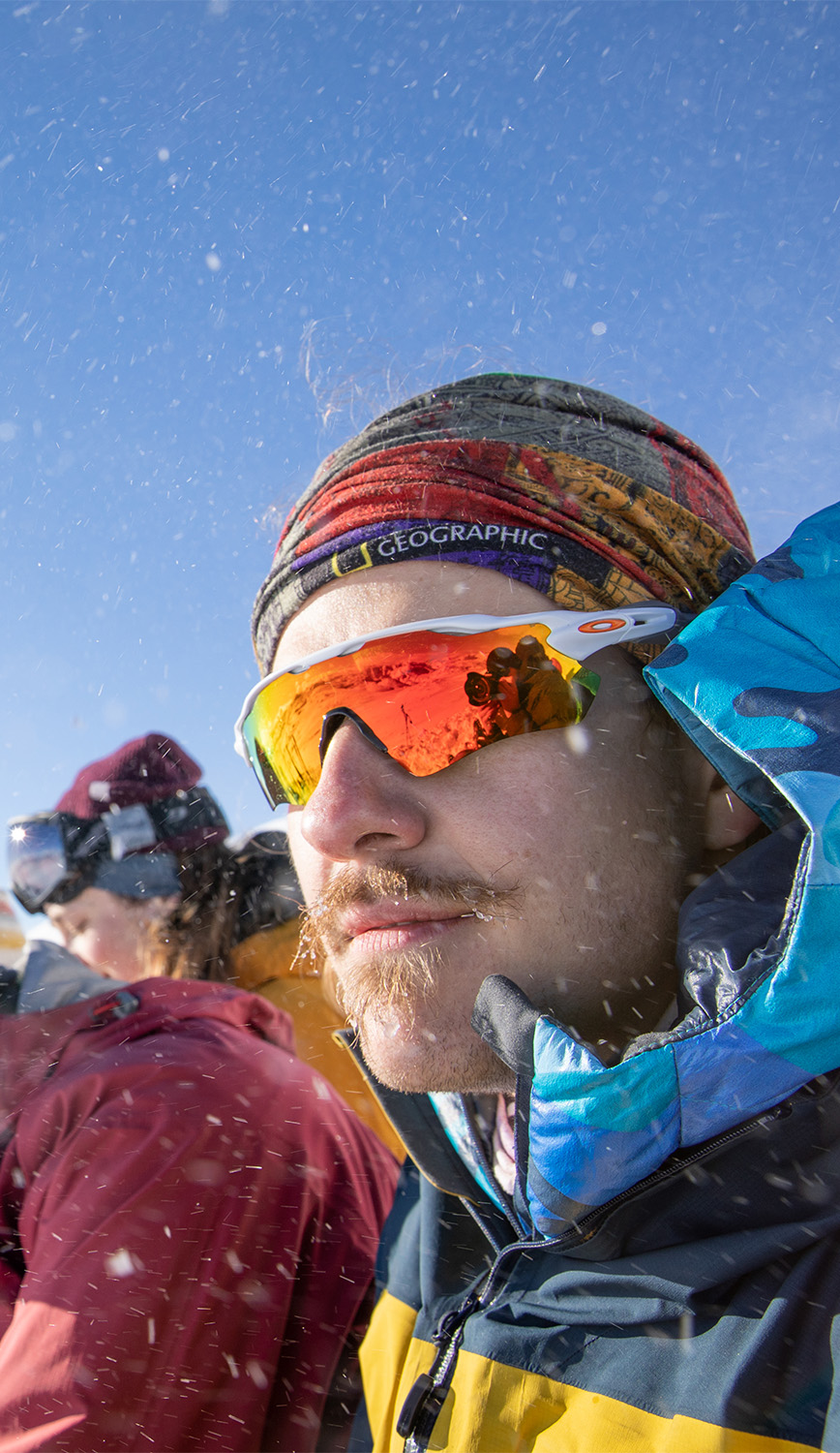 Mennesker med raske briller og snø på lua